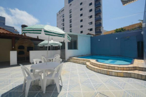 Casa com piscina a 200m da praia do Tombo no Guarujá